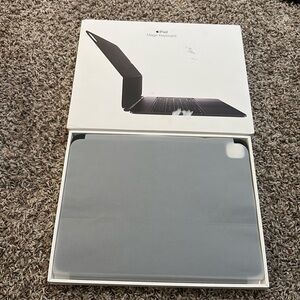 Apple 13" Magic Keyboard for iPadPro 2024-M4- BLACK MWR53LL/A *EXCELLENT*